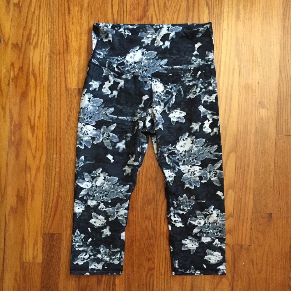 Old Navy Active Black & White Floral Crop Leggings